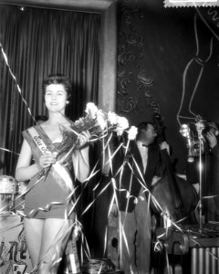 Verkiezing van Miss Holland 1959 in het Casino te Amsterdam, winnares Peggy Erwi, Bestanddeelnr 910-3491 photo