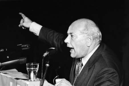 Verkiezingscampagne PvdA in Edenhal in Amsterdam Den Uyl tijdens rede, close, Bestanddeelnr 932-3089