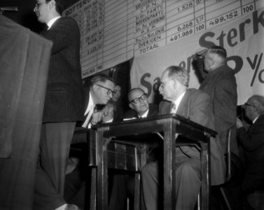 Verkiezingsbijeenkomst van de PvdA in de Koopmansbeurs v.l.n.r. Evert Vermeer , , Bestanddeelnr 910-2112