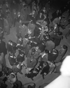 Verkiezingsbijeenkomst van de PvdA in de Koopmansbeurs. Studenten die VVD steune, Bestanddeelnr 910-2115