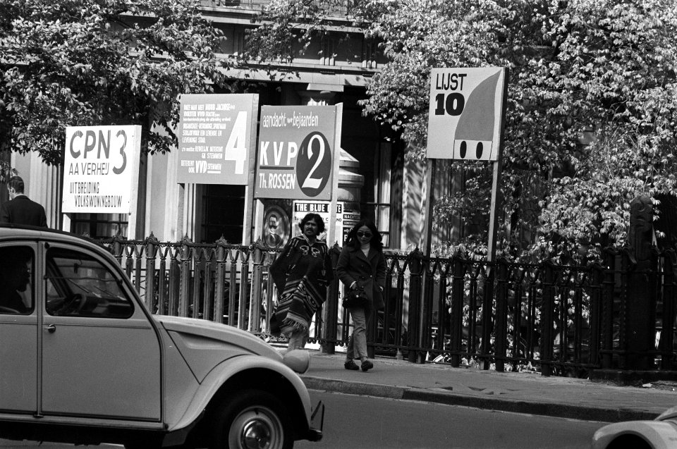 Verkiezingsborden Gemeenteraad, Amsterdam op bruggen, v.l.n.r. CPN, VVD, KVP, Ka, Bestanddeelnr 923-5382