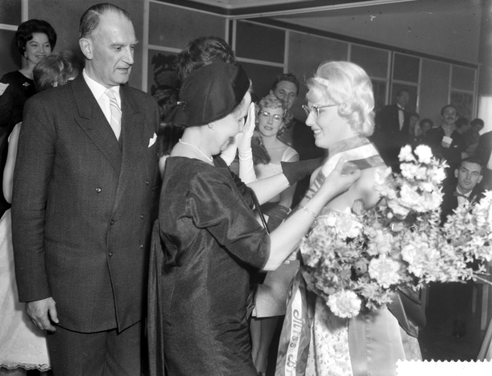 Verkiezing van miss Bril 1959 in het Apollopaviljoen te Amsterdam, Bestanddeelnr 910-2376