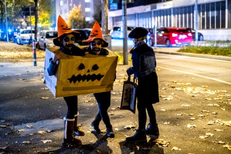 Verkleidete Kinder an Halloween 2019 an der Kreugung der Hechinger Straße und der Katharinenstraße in Tübingen