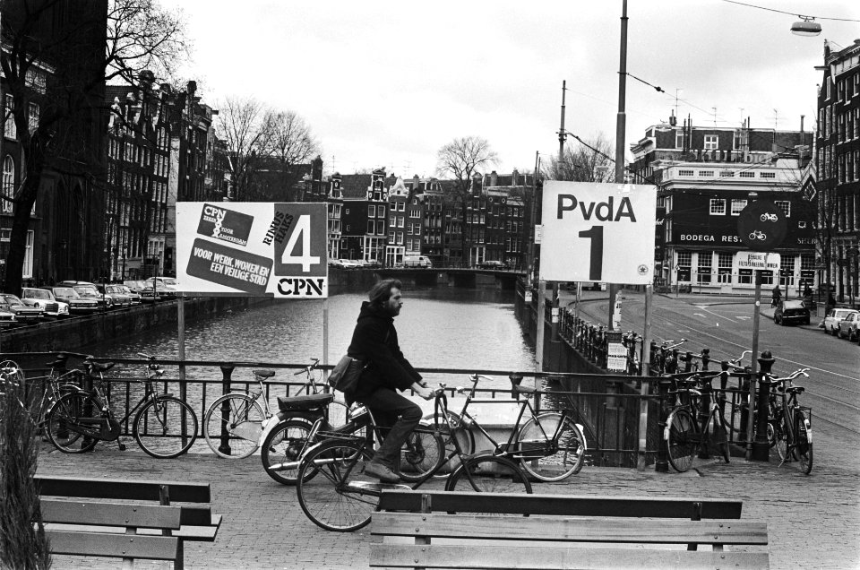 Verkiezingsborden op Koningsplein in Amsterdam, Bestanddeelnr 929-6331