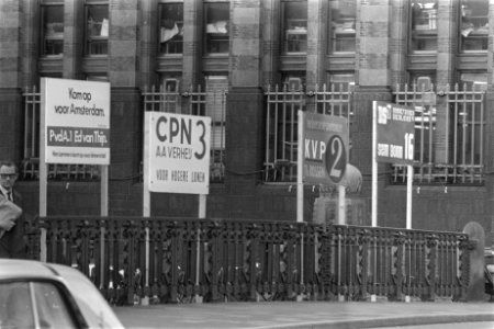 Verkiezingsborden Gemeenteraad, Amsterdam op bruggen, v.l.n.r. PvdA, CPN, KVP, D, Bestanddeelnr 923-5383