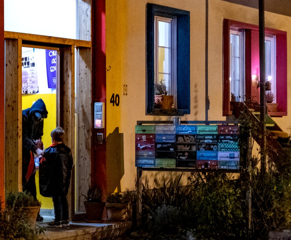 Verkleidetes Kind an Halloween 2019 an einem Haus der Hechinger Straße in Tübingen