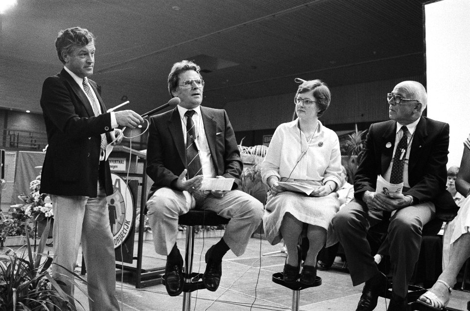 Verkiezingsbijeenkomst CDA Nijmegen, opdracht CDA rondetafelgesprek met minis, Bestanddeelnr 932-3133
