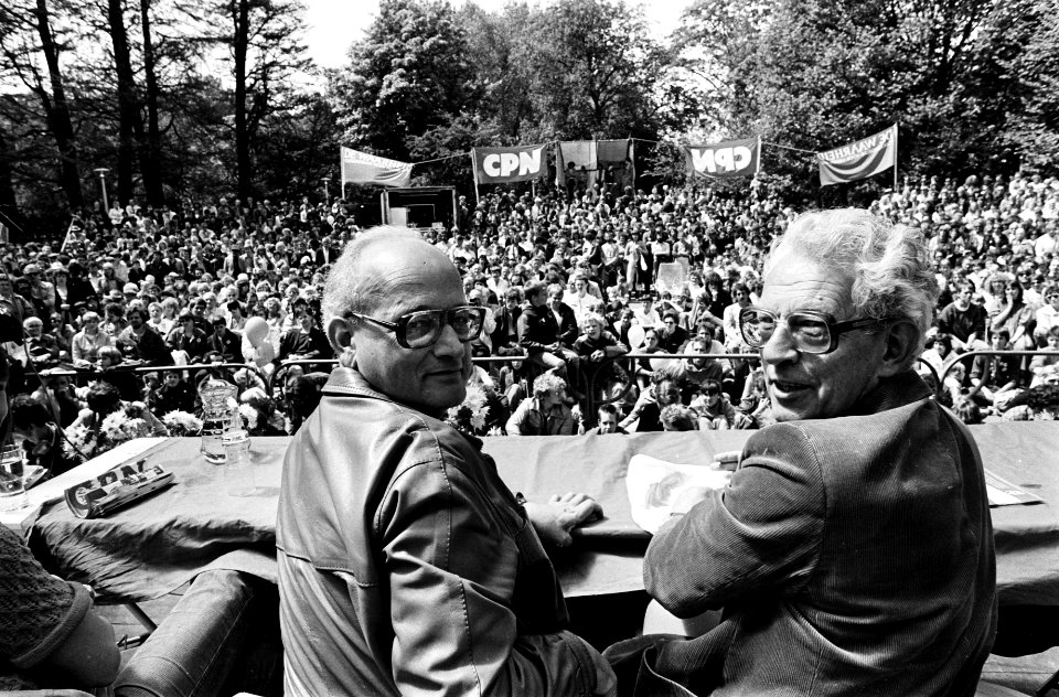 Verkiezingsbijeenkomst CPN in Vondelpark in Amsterdam Joop Wolff (l) en Marcus Bakker (r) tijdens de bijeenkomst, Bestanddeelnr 931-5044