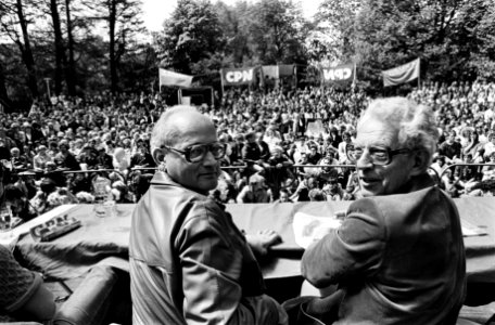 Verkiezingsbijeenkomst CPN in Vondelpark in Amsterdam Joop Wolff (l) en Marcus Bakker (r) tijdens de bijeenkomst, Bestanddeelnr 931-5044