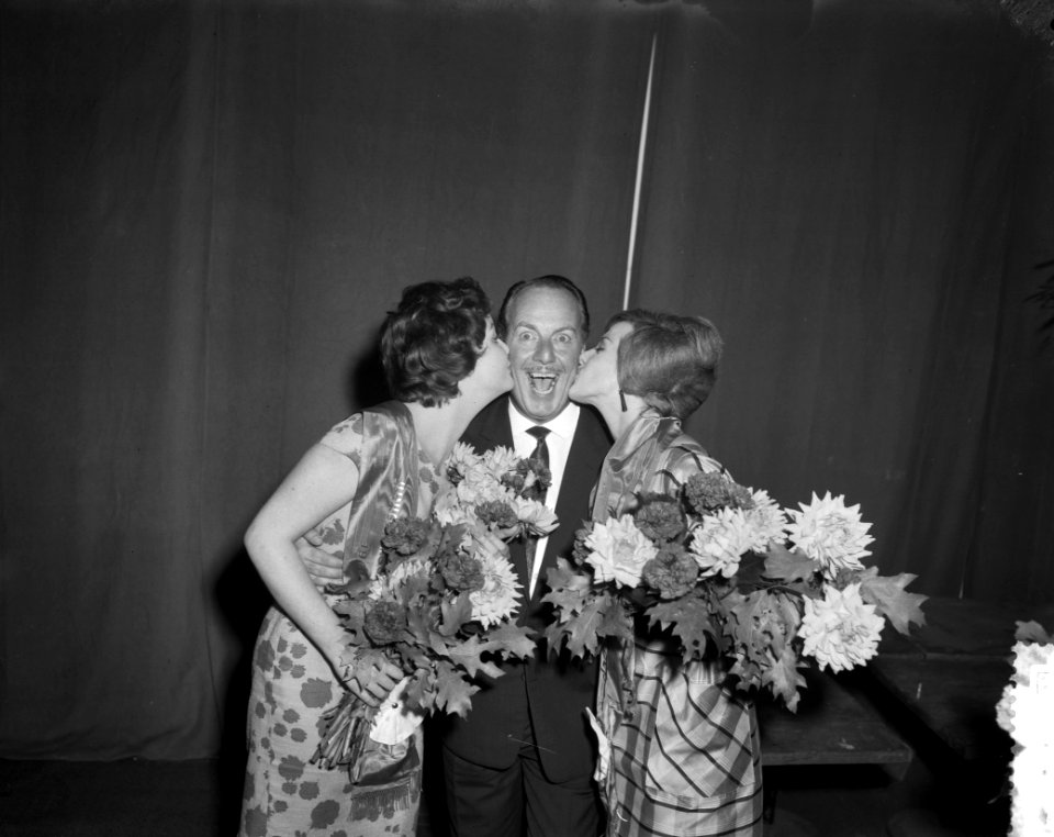 Verkiezing Miss Make Up 1960 te Den Haag , vlnr Margot Palmars , Lou van Bur, Bestanddeelnr 911-5669