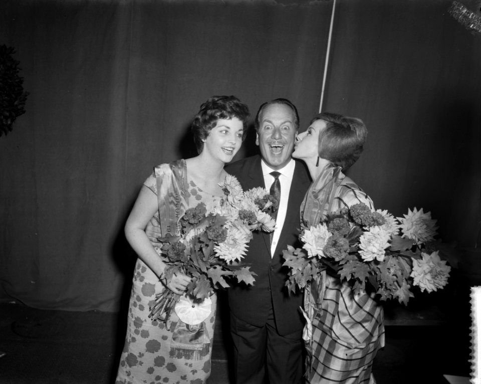Verkiezing Miss Make Up 1960 te Den Haag , vlnr Margot Palmars , Lou van Bur, Bestanddeelnr 911-5671
