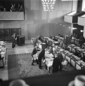 Verkiezing leden Eerste Kamer , hier in Arnhem tellen uitgebrachte stemmen, met , Bestanddeelnr 919-3280
