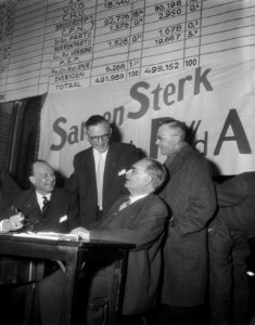 Verkiezingsbijeenkomst van de PvdA in de Koopmansbeurs. Vlnr. H. Hofstra, E. Ver, Bestanddeelnr 910-2110
