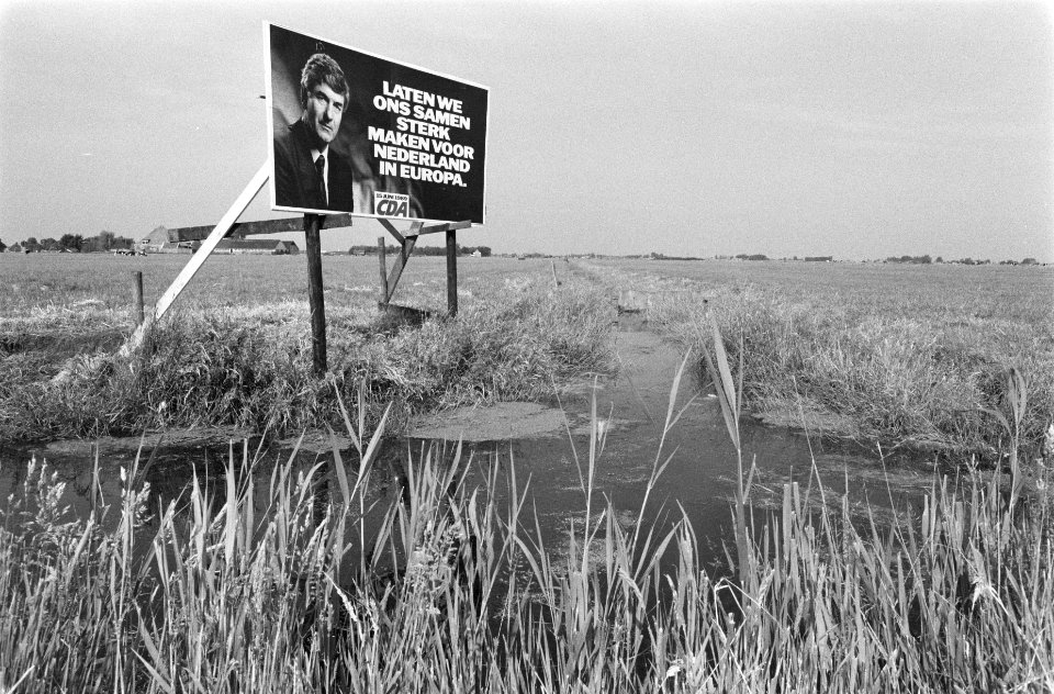 Verkiezingsbord van het CDA met premier Lubbers in een weiland in Waterland, Bestanddeelnr 934-4652