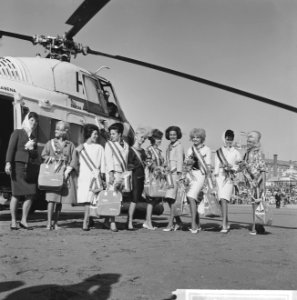Verkiezing Miss Benelux , aankomst van de missen op het strand van Scheveningen, Bestanddeelnr 914-1622