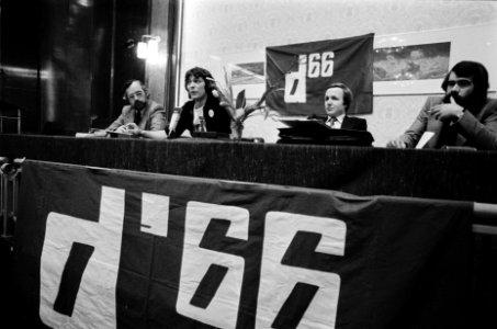 Verkiezingsbijeenkomst D66 in Amsterdam geheel links Jan de Lange (kandidaat Pr, Bestanddeelnr 929-6343