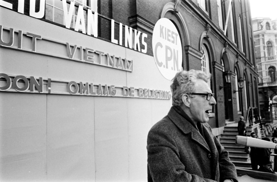 Verkiezingsbijeenkomst CPN te Amsterdam. Marcus Bakker aan het woord op Spui, Bestanddeelnr 923-3468