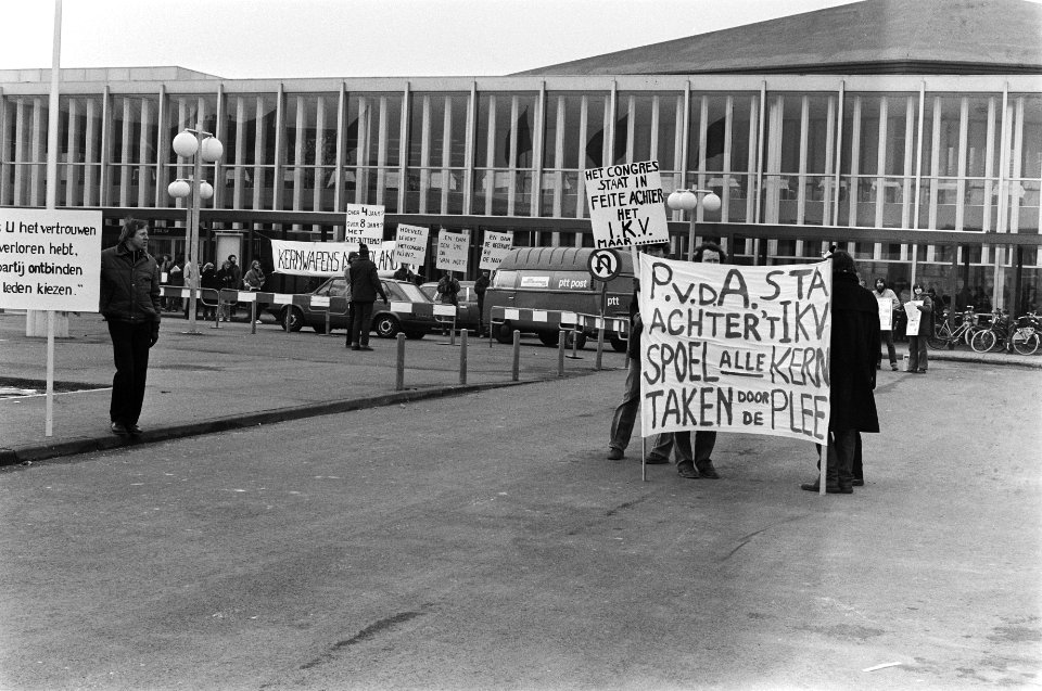 Verkiezingscongres PvdA in Congrescentrum van RAI, demonstranten met verschillende spandoeken en borden, Bestanddeelnr 931-3451