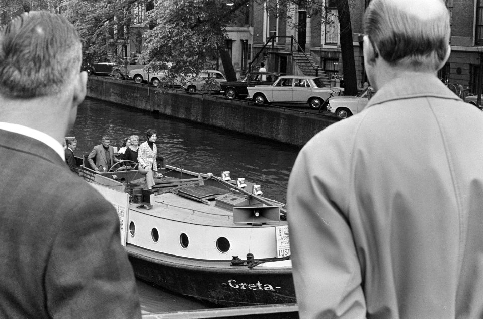 Verkiezingsbootje van Partij voor stadsbelangen, lijst 8 (Wijsmuller) in grachte, Bestanddeelnr 919-2104