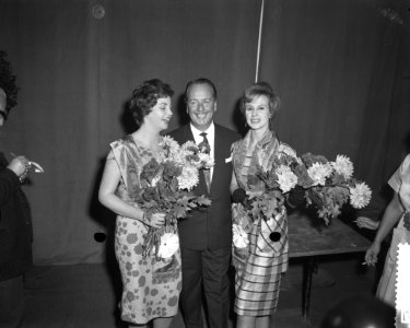 Verkiezing Miss Make Up 1960 te Den Haag , vlnr Margot Palmars , Lou van Bur, Bestanddeelnr 911-5670
