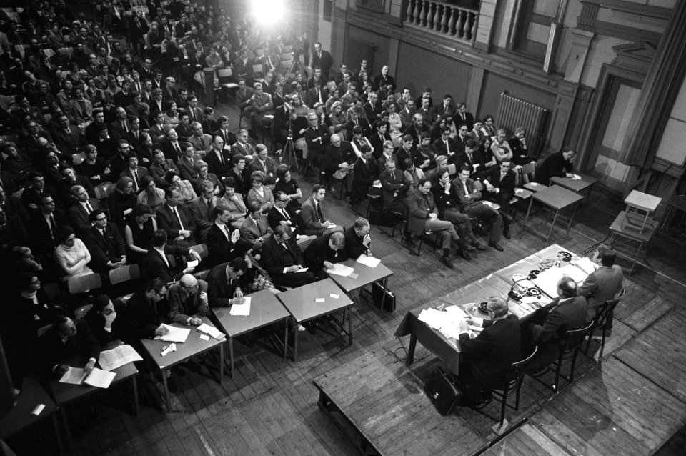 Verkiezingsdebat tussen mr. W. J. Geertsema (VVD) en Van Mierlo (D66) in Frascat, Bestanddeelnr 923-3224