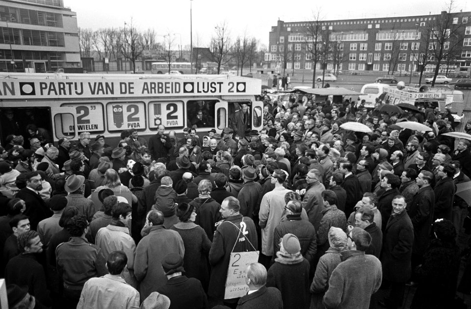Verkiezingskaravaan PvdA in Amsterdam, de heer Polak geeft op het Stadionplein d, Bestanddeelnr 920-0577