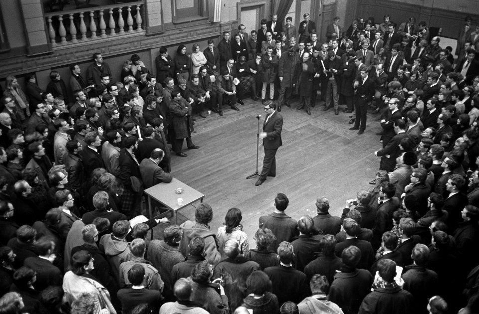 Verkiezingsbijeenkomst D66 in Frascati, drs. Gruyters temidden van belangstellen, Bestanddeelnr 920-0697