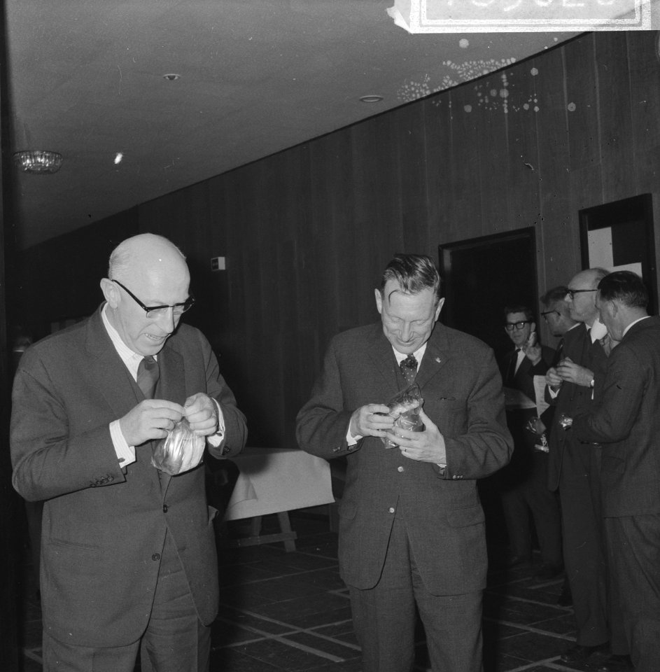 Verkiezingscongres van de PvdA te Nijmegen minister Samkalden (l) en minister S, Bestanddeelnr 918-5026
