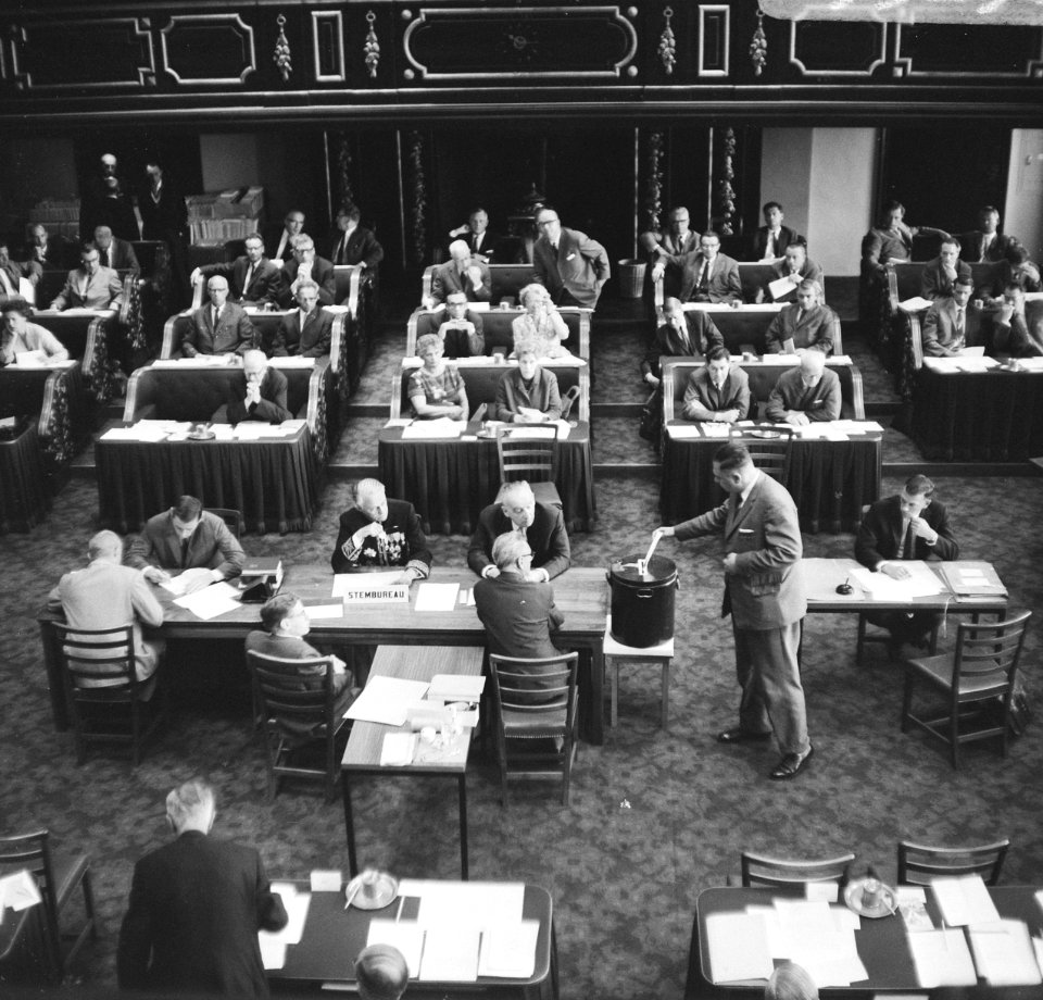 Verkiezing leden Eerste Kamer , hier te Den Haag achter bordje Commissaris mr. K, Bestanddeelnr 919-3290