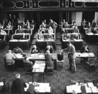 Verkiezing leden Eerste Kamer , hier te Den Haag achter bordje Commissaris mr. K, Bestanddeelnr 919-3290