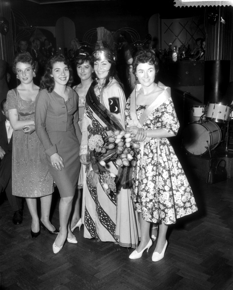 Verkiezing in de cabaret Caramella van de Amsterdamse stedemaagd, Bestanddeelnr 910-3243