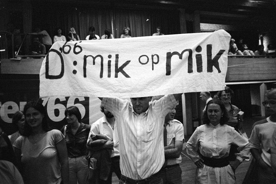 Verkiezingscongres D66 in Amersfoort ( De Flint ) spandoek Mik op Mik, Bestanddeelnr 932-2499