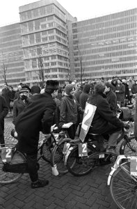 Verkiezingscaravan PvdA in Amsterdam, drs. Den Uyl en Burgemeester Van Hall en e, Bestanddeelnr 920-0585