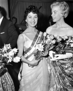 Verkiezing Miss Rotterdam Winnares de 18-jarige Petra Tammerijn (links). Naas…, Bestanddeelnr 909-5338