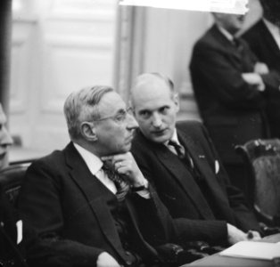 Verklaring kwestie Nieuw-Guinea ( minister-presient De Quay en staatssecretaris , Bestanddeelnr 913-9457