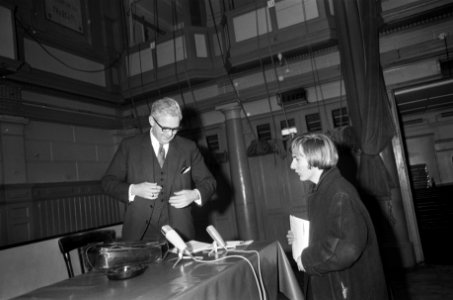 Verkiezingsdebat tussen mr. W. J. Geertsema (VVD) en Van Mierlo (D66) in Frascat, Bestanddeelnr 923-3218