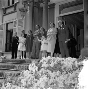 Verjaardag Koningin Juliana Soestdijk, defile, bordes met Koninklijke familie, Bestanddeelnr 906-4371
