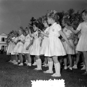 Verjaardag Koningin Juliana Soestdijk, defile, kleppermeisjes, Bestanddeelnr 906-4380