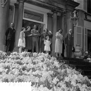 Verjaardag Koningin Juliana Soestdijk, defile, bordes met Koninklijke familie, Bestanddeelnr 906-4368