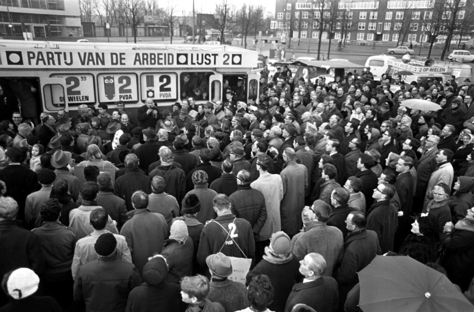 Verkiezingscaravan PvdA in Amsterdam, aankomst Stadionplein, Bestanddeelnr 920-0580