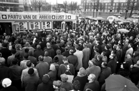 Verkiezingscaravan PvdA in Amsterdam, aankomst Stadionplein, Bestanddeelnr 920-0580