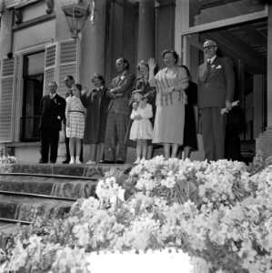 Verjaardag Koningin Juliana Soestdijk, defile, bordes met Koninklijke familie, Bestanddeelnr 906-4372