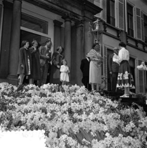 Verjaardag Koningin Juliana Soestdijk, defile, bordes met Koninklijke familie, Bestanddeelnr 906-4367