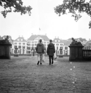 Verjaardag Hare Koninklijke Hoogheid Prinses Wilhelmina jongetjes gaan bloemen a, Bestanddeelnr 911-5509