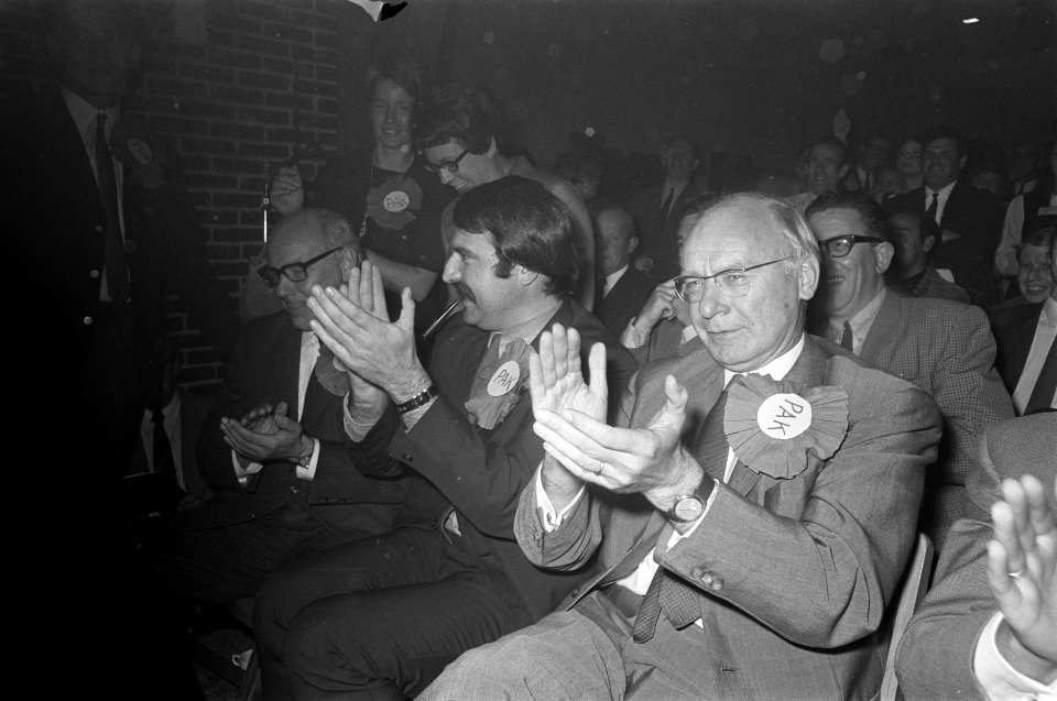 Verkiezingsvergadering in Dronten. Den Uyl , Van der Louw en Vondeling applaudis, Bestanddeelnr 922-8865
