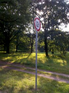 Verkehrszeichen an der Brücke über die Jonitzer Mulde im Vorderen Tiergarten in Dessau 2016