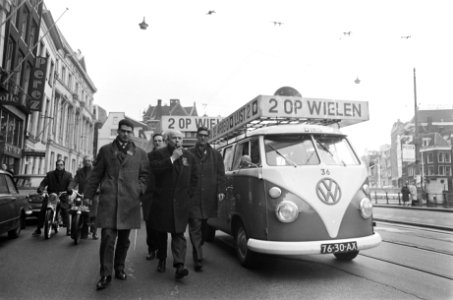 Verkiezingscaravan PvdA in Amsterdam, drs. Den Uyl lopen naast de wagens, Bestanddeelnr 920-0584