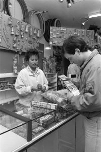 Verkoop van vuurwerk in Amsterdamse winkel, Bestanddeelnr 933-8510