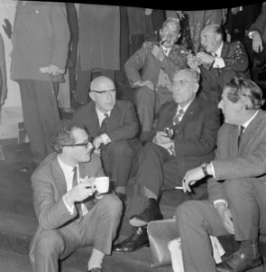 Verkiezingscongres van de PvdA te Nijmegen dr. Drees (tweede van rechts) in ges, Bestanddeelnr 918-5024