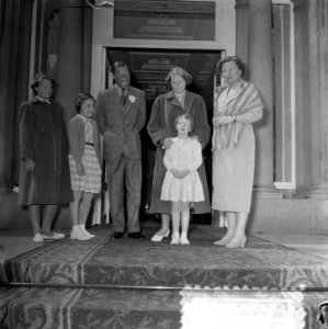 Verjaardag Koningin Juliana Soestdijk, defile, bordes met Koninklijke familie, Bestanddeelnr 906-4374